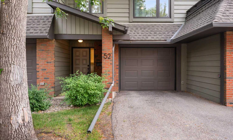 52-10030 Oakmoor Way SW