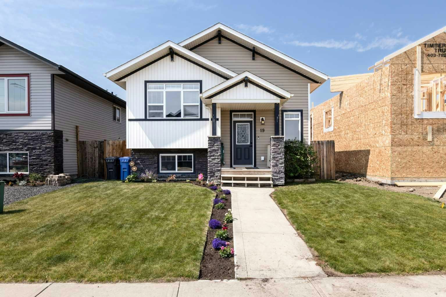 19 Hanson Green, Penhold, AB, T0M 1R0