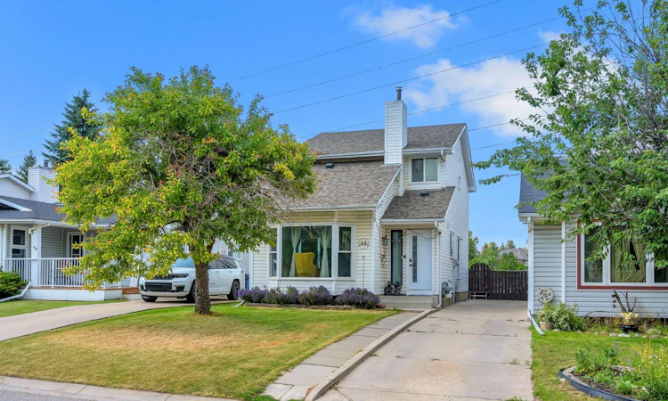 44 Strathclair Rise SW
