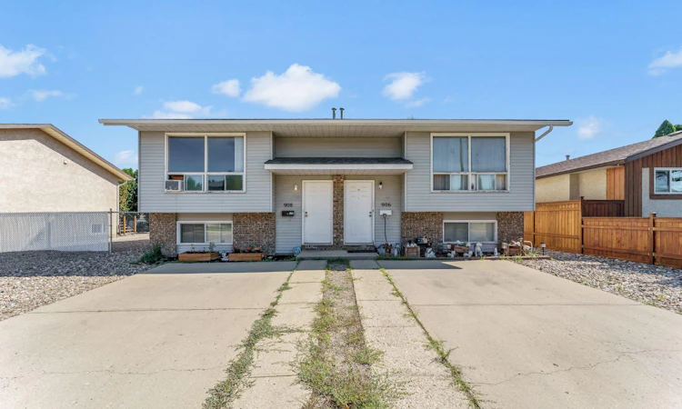 908 Ross Glen Drive SE