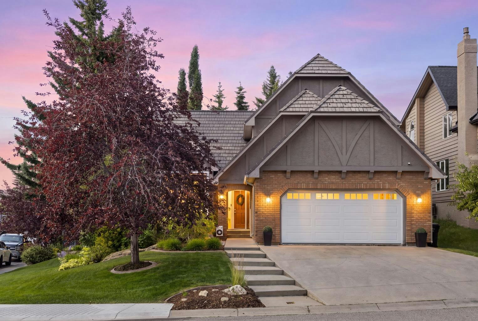 440 Coach Light Bay SW, Calgary, AB, T3H 1Z2
