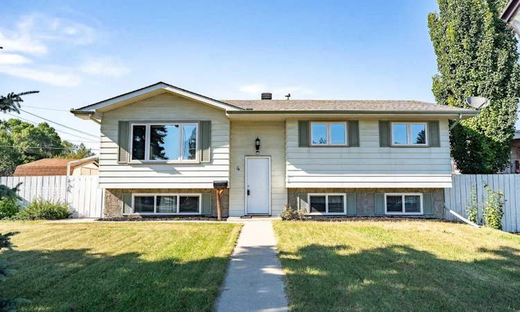 4 Arlington Bay NE