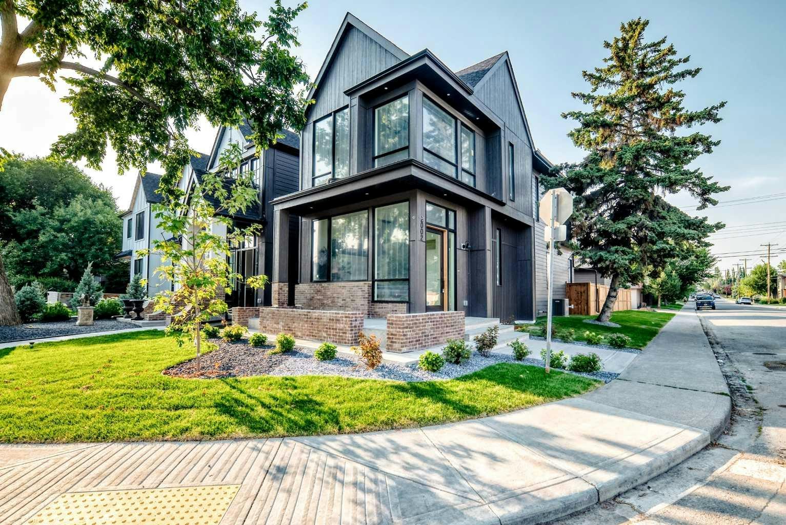 2002 44 Avenue SW, Calgary, AB, T2T 2N8