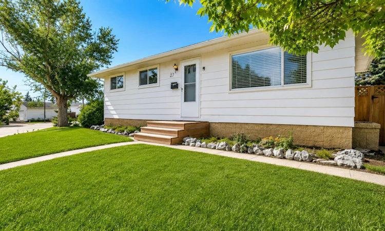 27 Dovercrest Way SE
