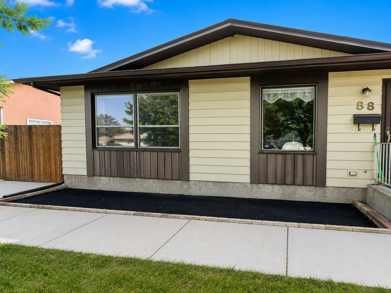 88 Castleglen Way NE, Calgary, AB, T3J 1T3