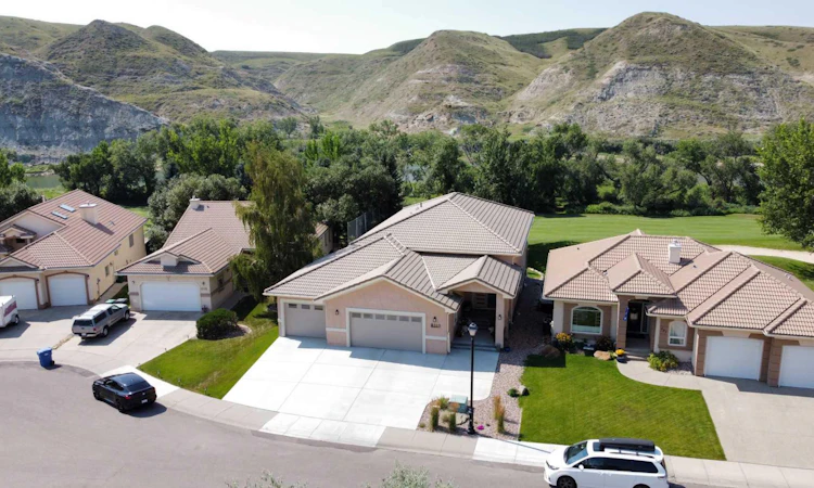 319 Canyon Boulevard W