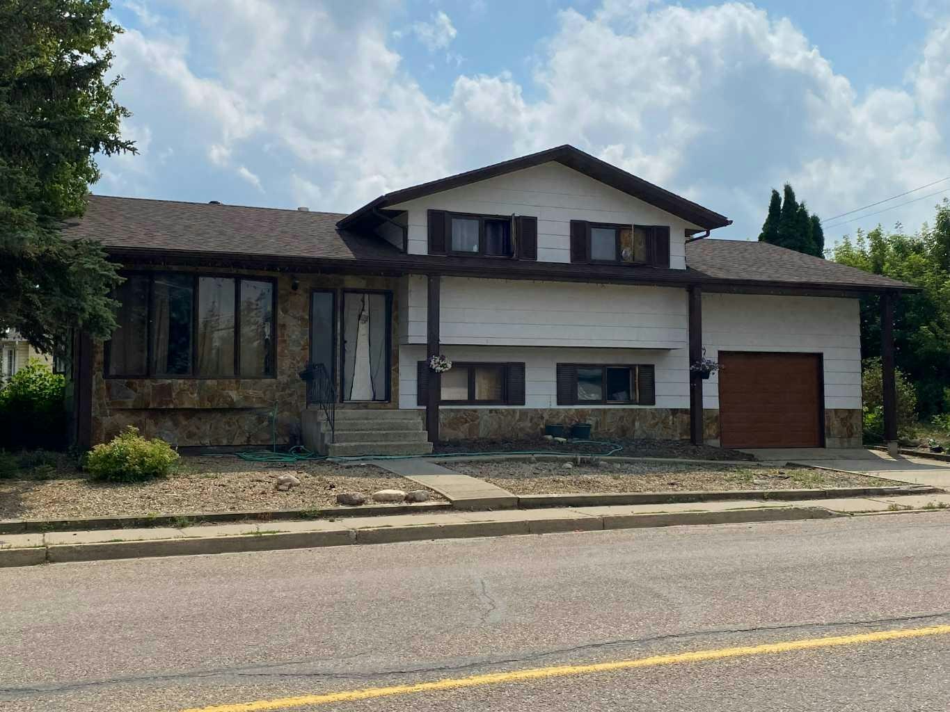 5138 48 Street, Lacombe, AB, T4L 1J3