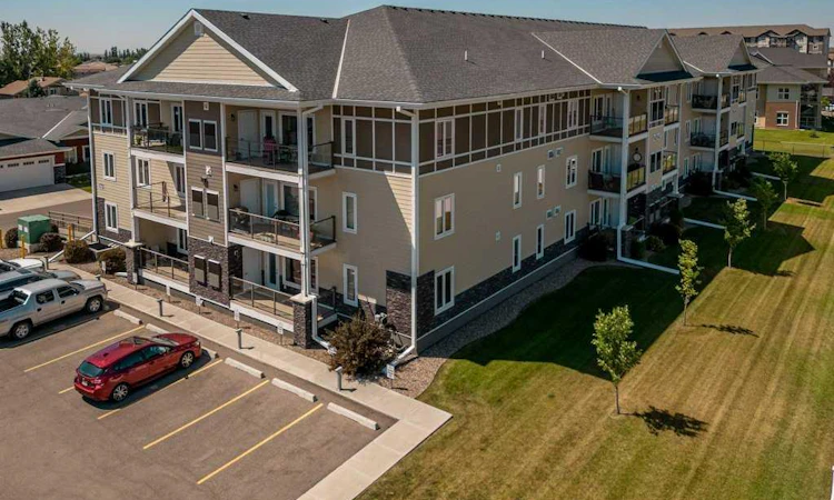 102-173 Fairmont Boulevard S