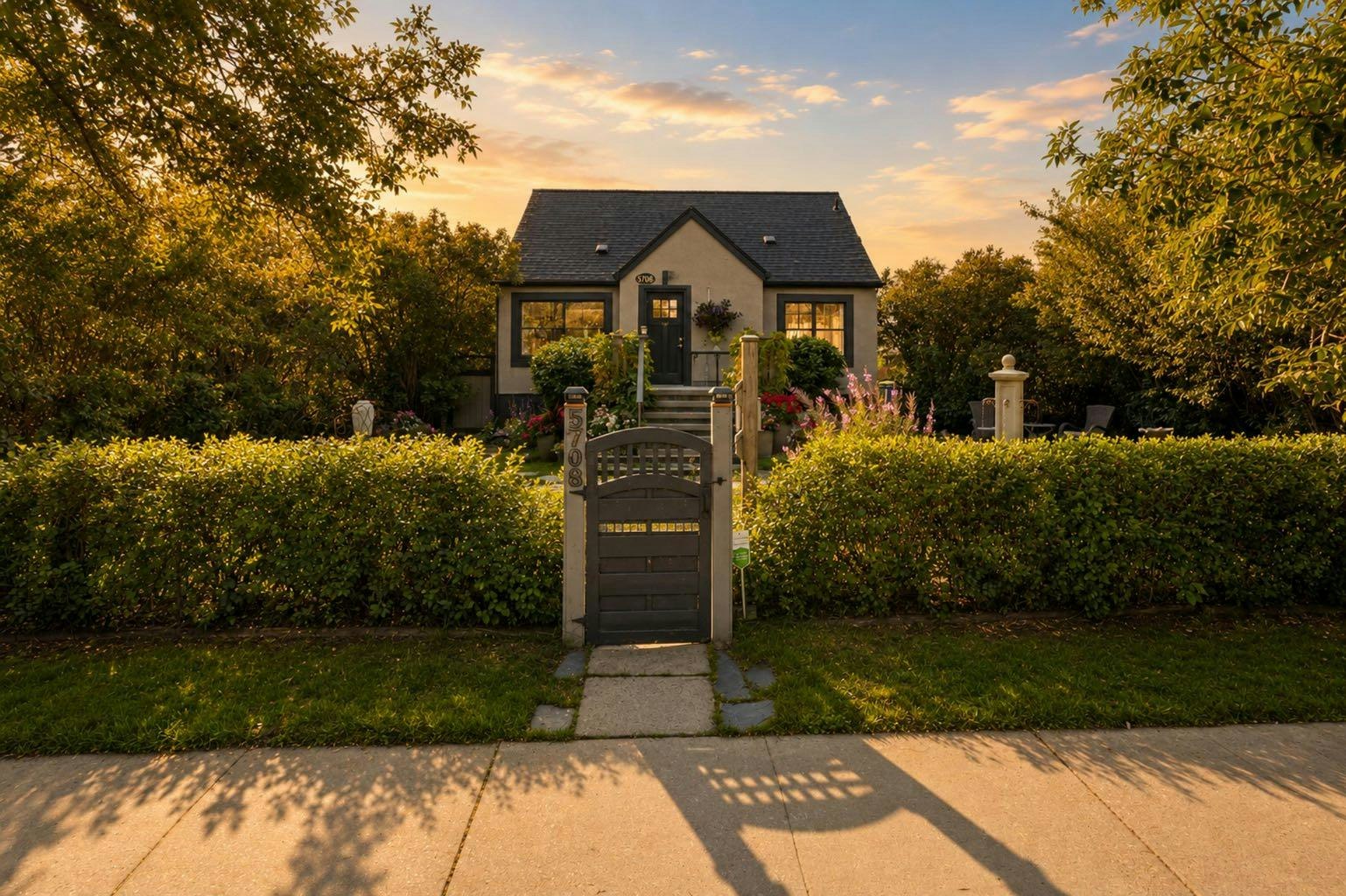5708 45 Avenue, Red Deer, AB, T4N 3L9