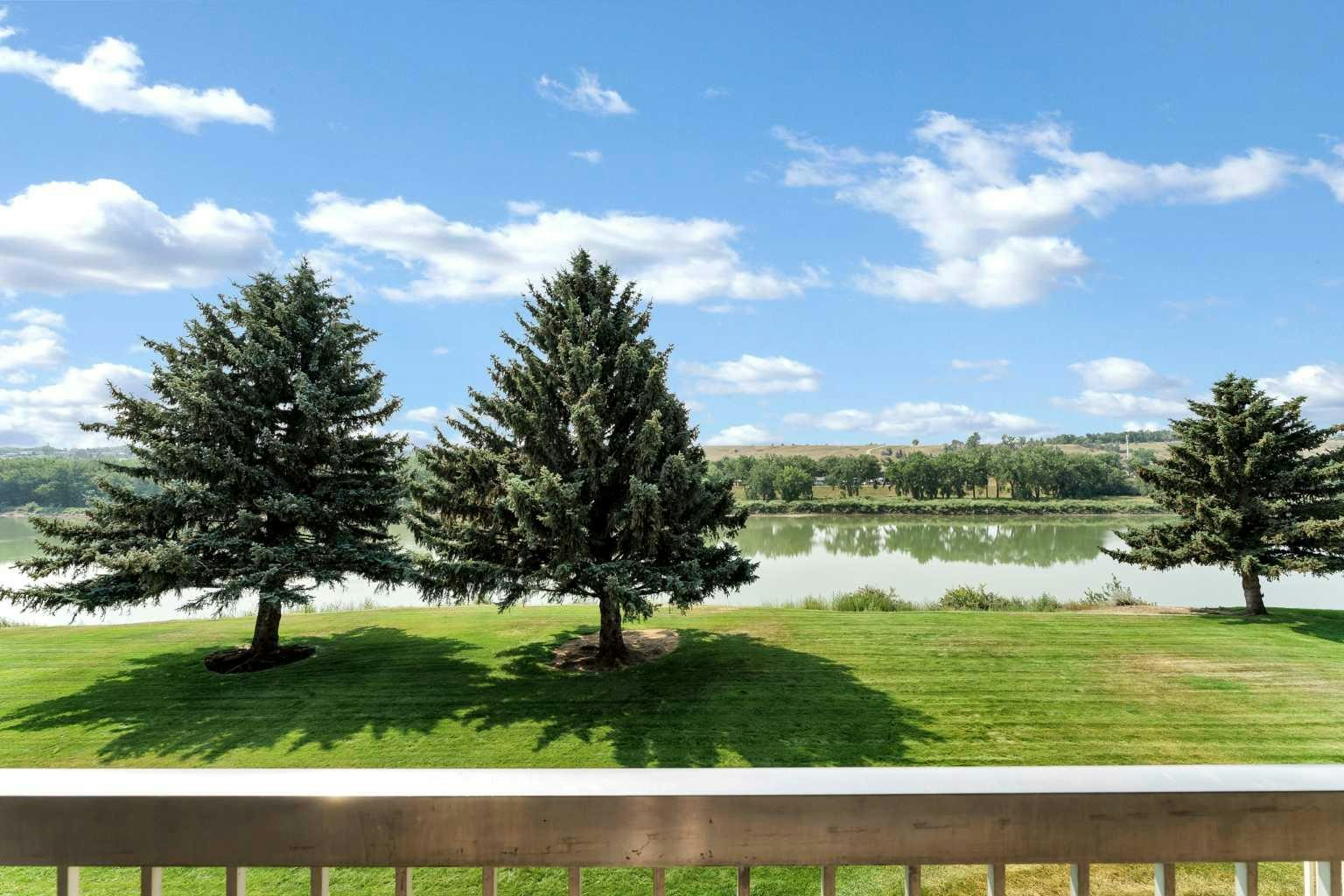 211-1051 3 Street NW, Medicine Hat, AB, T1A 7Y4
