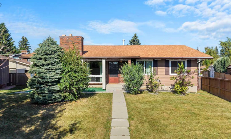 148 Lake Lucerne Crescent SE