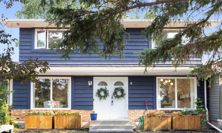 8 Midridge Bay SE