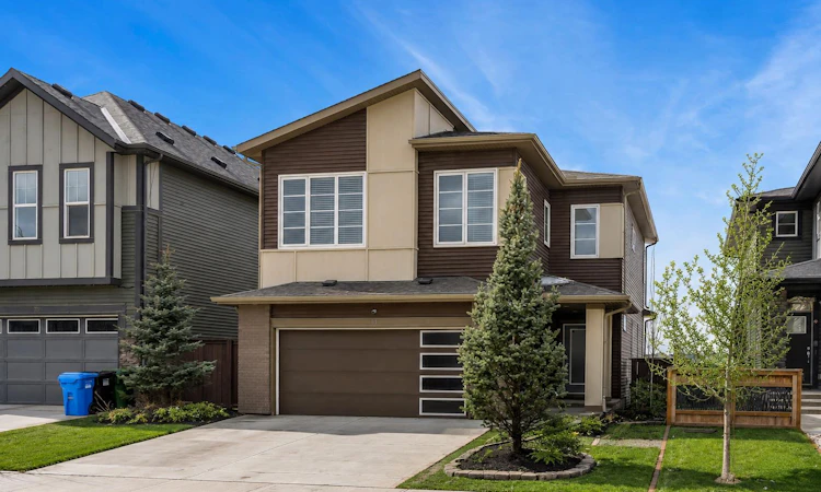 81 Carringvue Manor NW