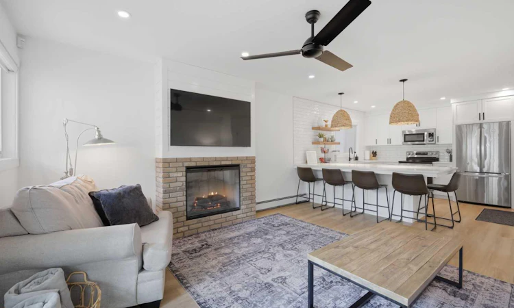 #2-4415 Lakeshore Drive