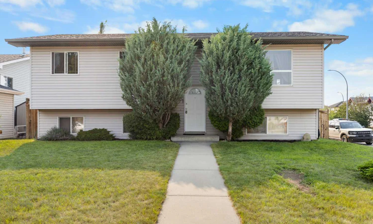1501 Strathcona Close