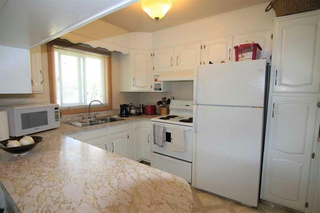 7504 39 Avenue NW, Calgary, AB, T3B 1V3 - 9