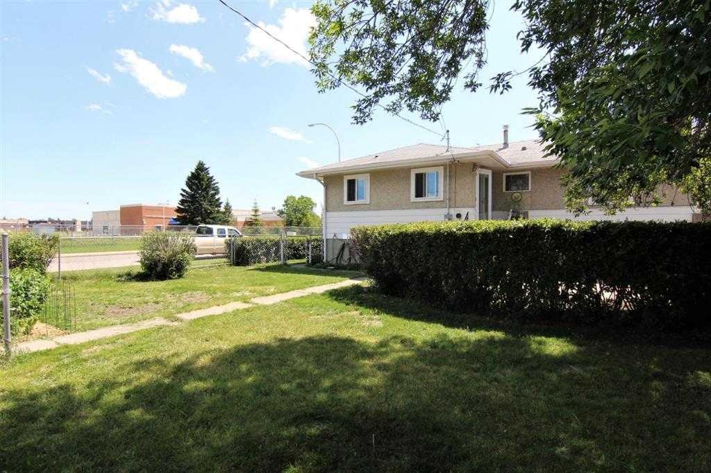 7504 39 Avenue NW, Calgary, AB, T3B 1V3 - 3