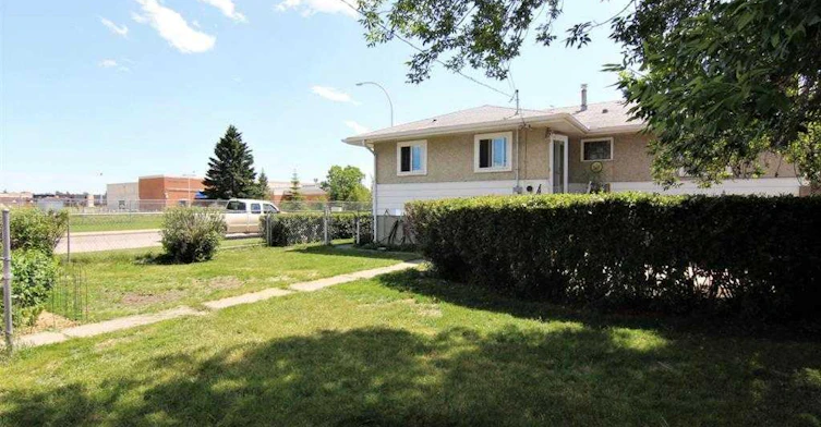 7504 39 Avenue NW, Calgary, AB, T3B 1V3 - 3