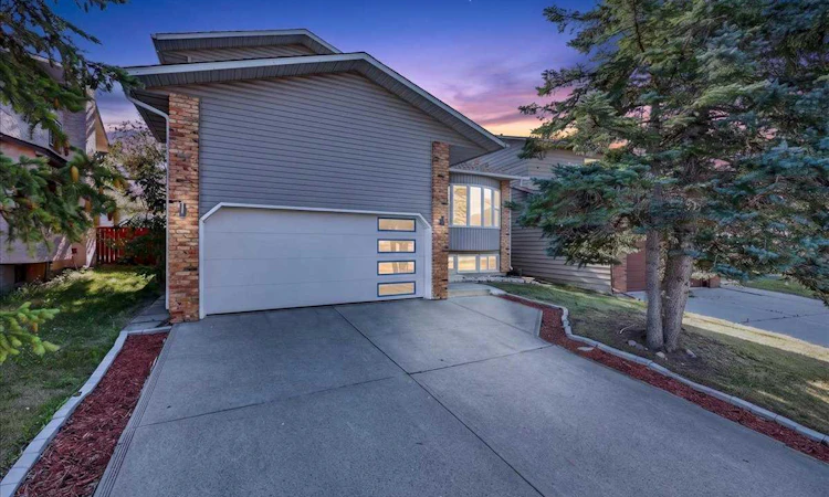 55 Whitehaven Crescent NE