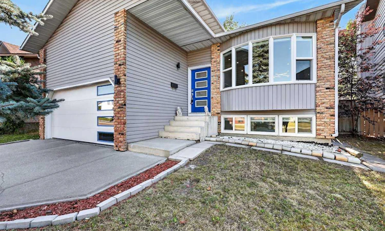 55 Whitehaven Crescent NE