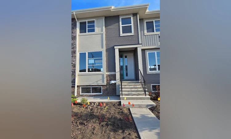 195 Lanark Boulevard SE
