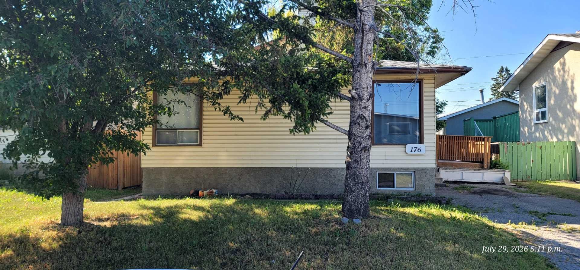 176 Penbrooke Close SE, Calgary, AB, T2A 3P1