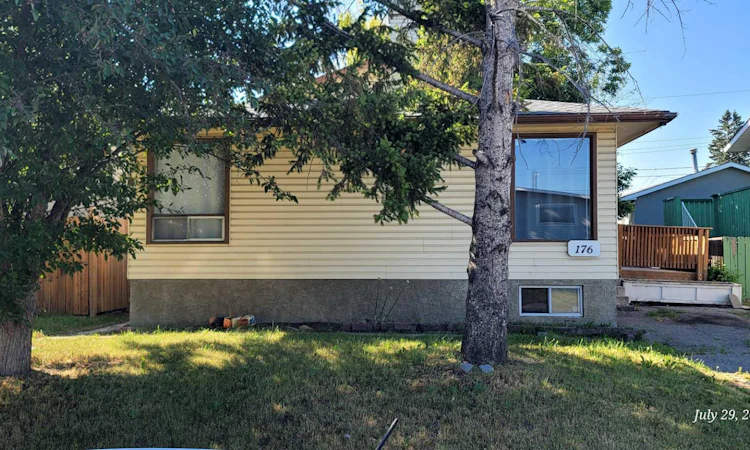 176 Penbrooke Close SE