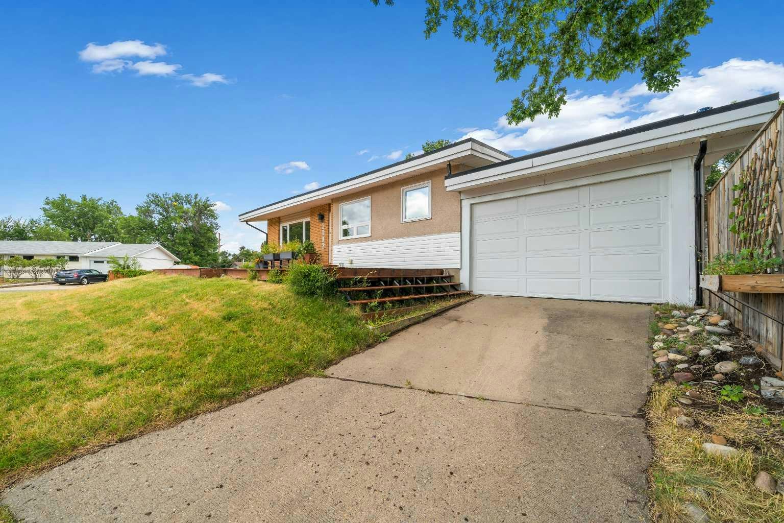 1002 13 Street NE, Medicine Hat, AB, T1A 5V6