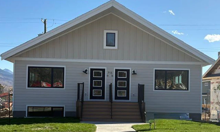 715 A & B Geikie Street
