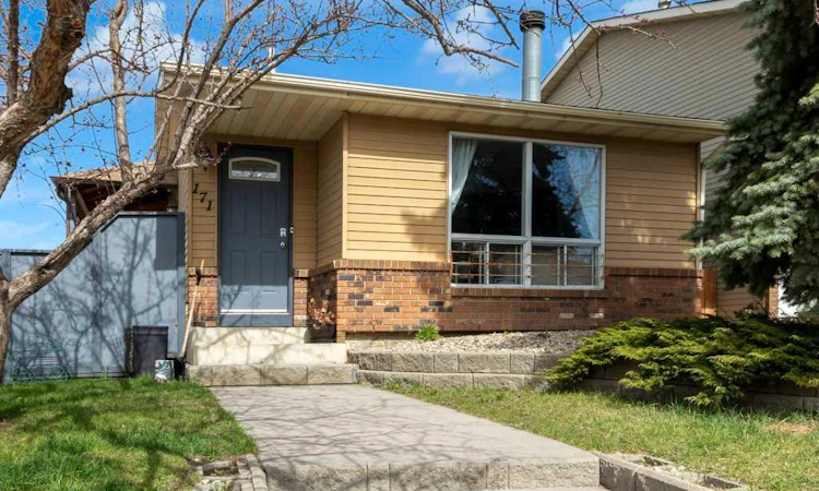 171 Erin Mount Place SE