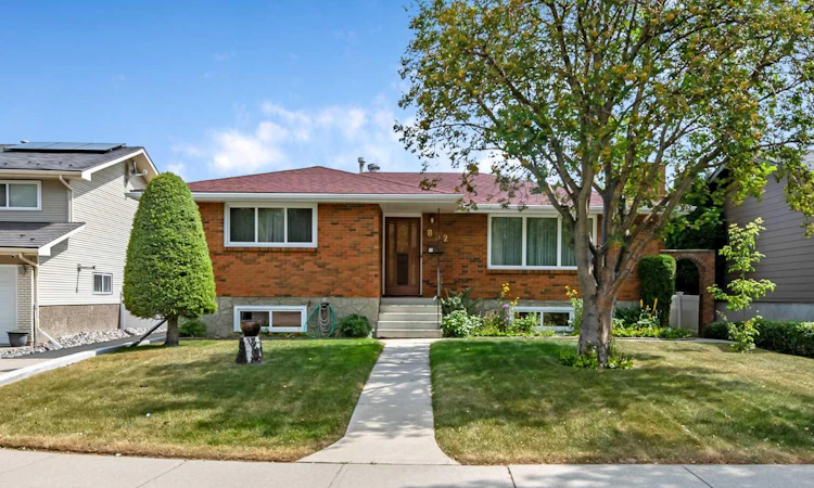 832 Canna Crescent SW