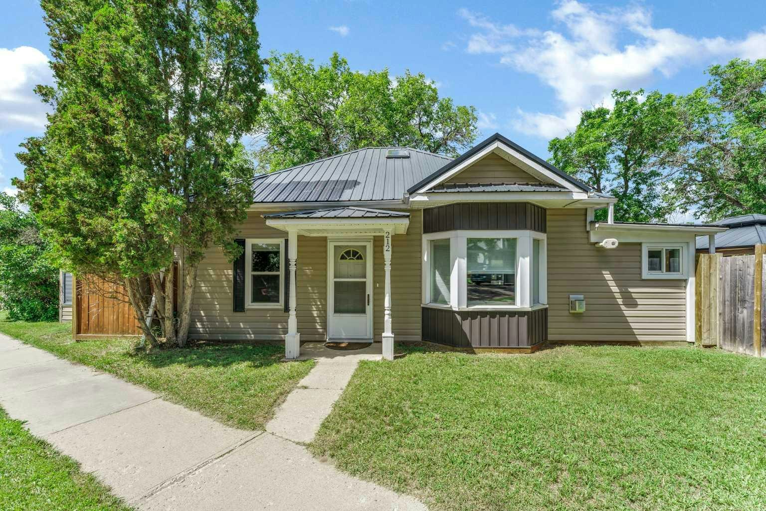 212 6 Street SE, Medicine Hat, AB, T1A 1H1