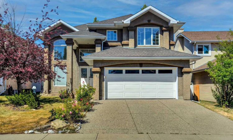 132 Evergreen Close SW