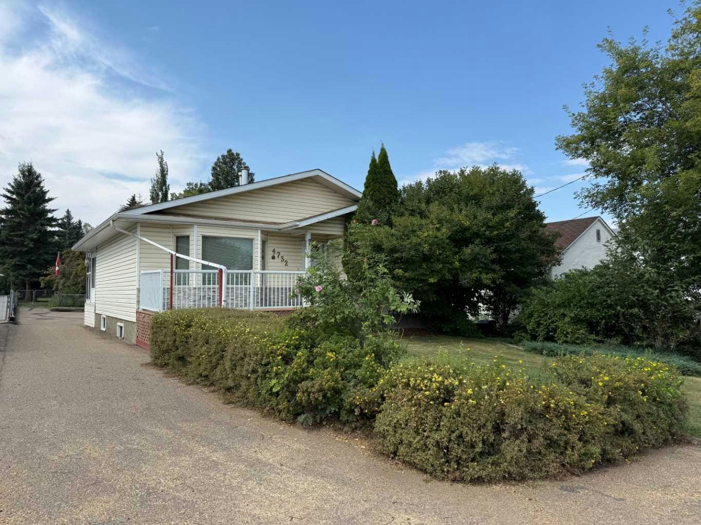 4732 48 Street, Sylvan Lake, AB, T4S 1M9