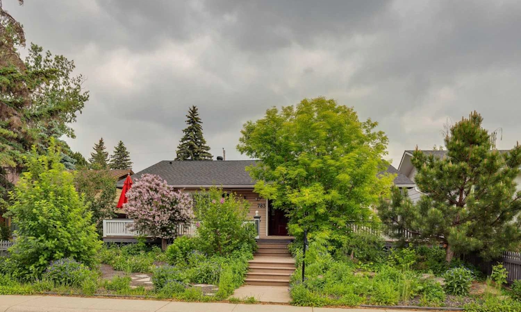 783 Lake Twintree Crescent SE