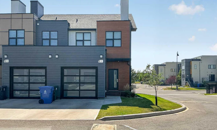 4-83 Aquitania Circle W