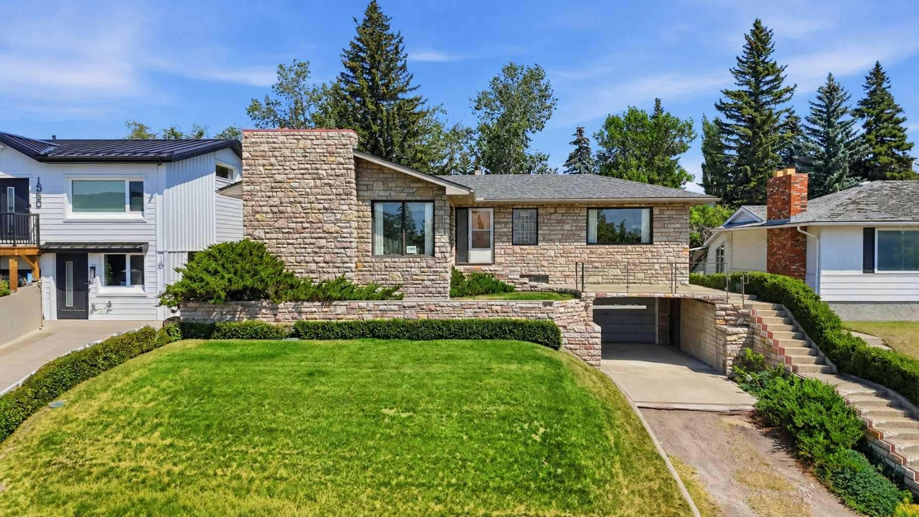 1556 Windsor Street NW, Calgary, AB, T2W 3X3