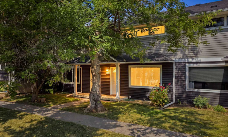 542 Regal Park NE