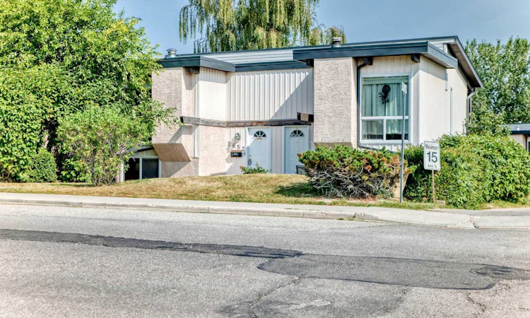 2652 Oakmoor Drive SW