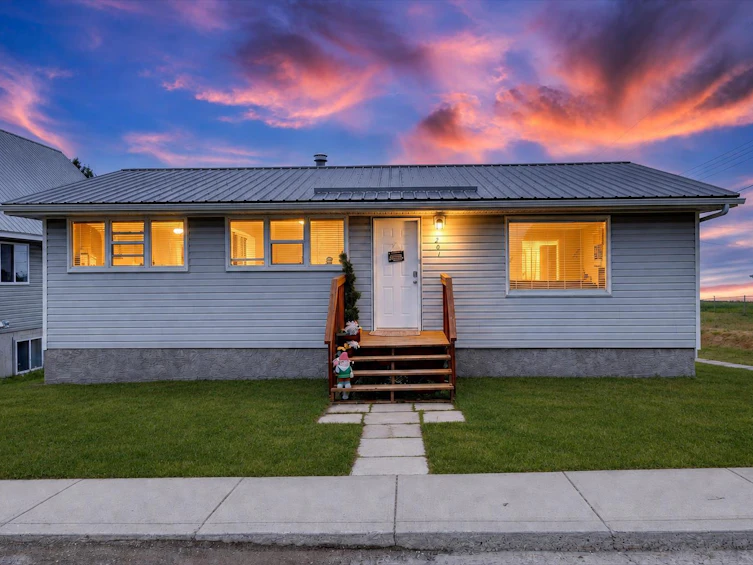 201 1 Avenue, Rural Kneehill County, AB, T0M 2B0