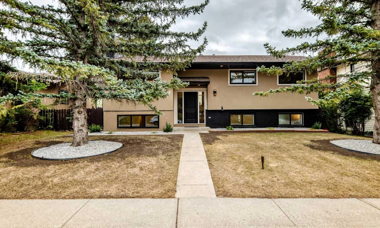 307 Silverthorn Way NW