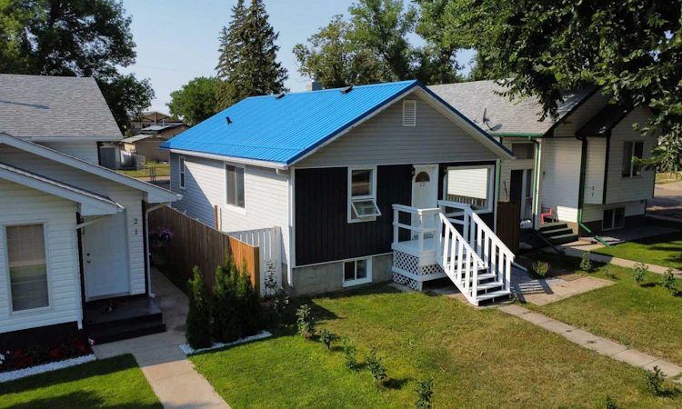 23 Pine Avenue W