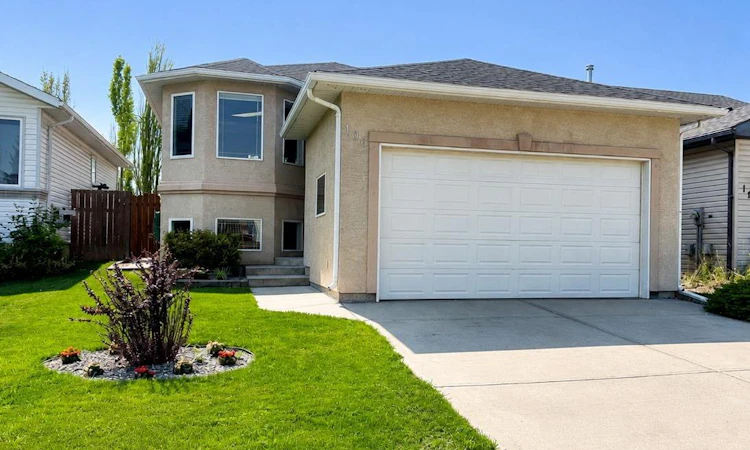 106 Blackfoot Court W