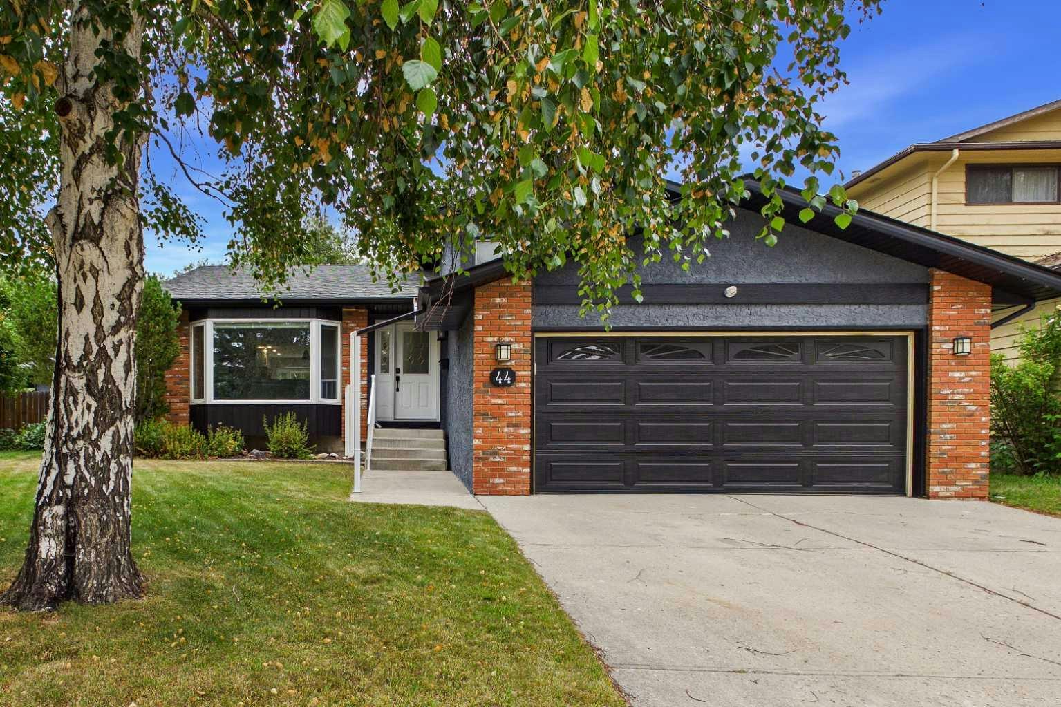 44 Woodbrook Place SW, Calgary, AB, T2W 3Z4