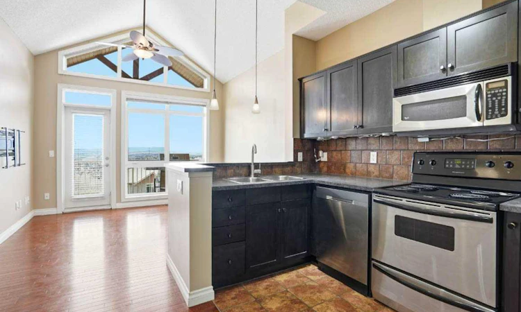 11-148 Rockyledge View NW