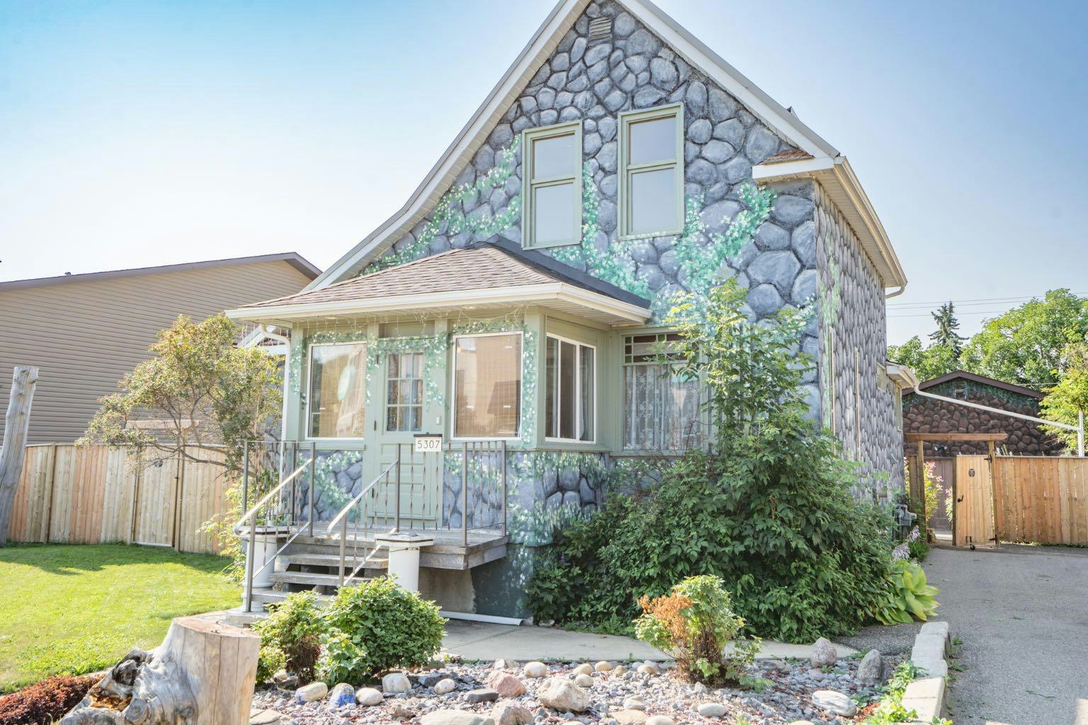 5307 50th Ave, Lacombe, AB, T4L 1B4