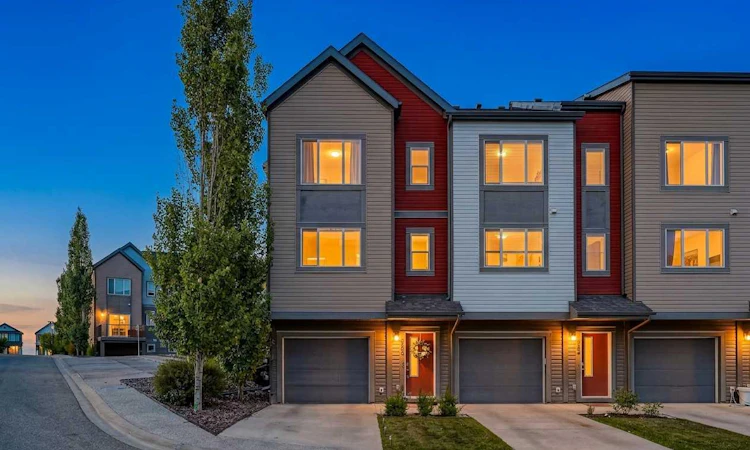 202 Copperpond Row SE