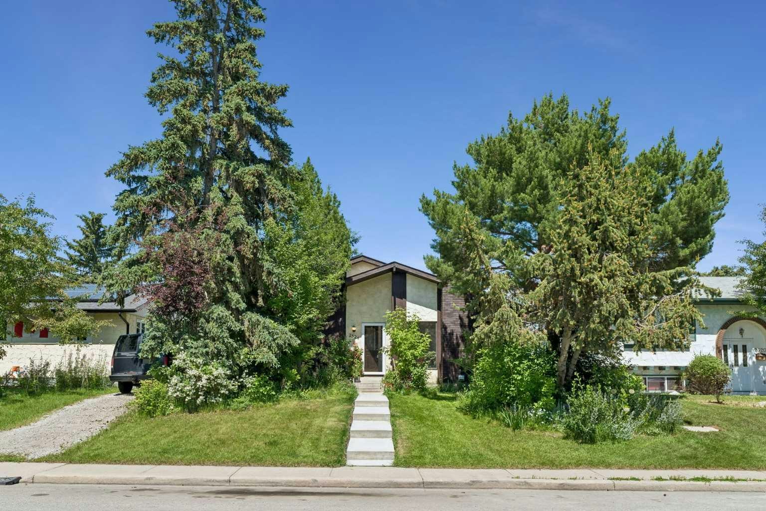 2524 106 Avenue SW, Calgary, AB, T2W 2H9