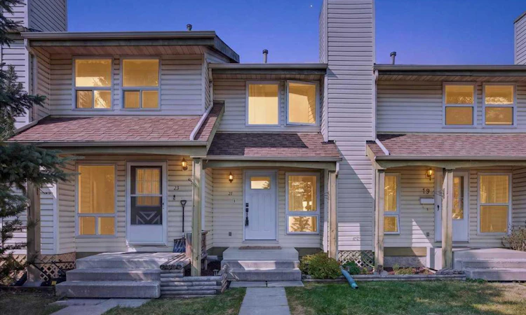 21 Woodhill Court SW