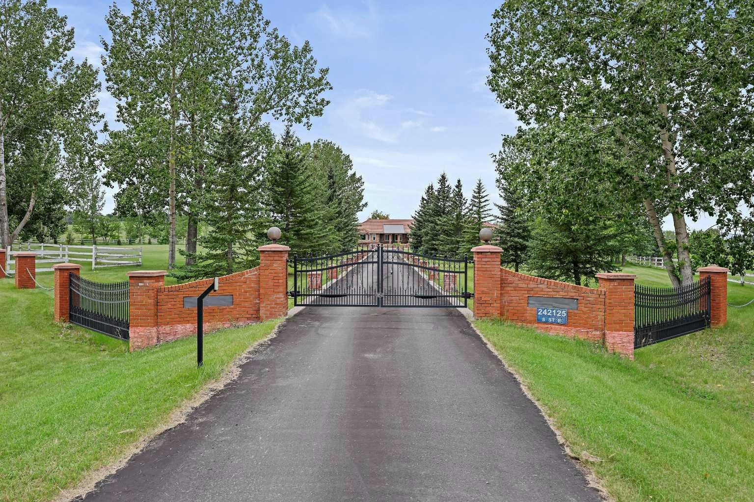 242125 8 Street E, Foothills County, AB, T1S 3L2